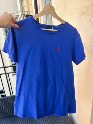 Ralph Lauren Polo t-shirt, size M fits S - Skön Ralph Lauren tischa perfekt för alla tillfällen. Köpt på second hand för några år sen men ändå väldigt gott skick. Size Medium fits Small. Kan mötas i Sthlm!