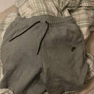 Nike tech shorts grå nypris 900