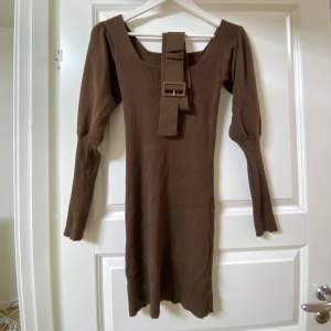 Denna bruna klänningen från mislisbellXnakd använd en gång i storlek 36🤎