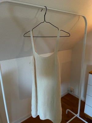 Klänning - Säljer nu denna fina & stilrena klänningen från other stories i st ; S 