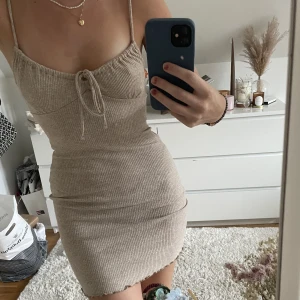 Beige klänning - Så fin beige/sandfärgad klänning från Bershka. Storlek XS. Kommer inte till användning, har endast använt vid ett tillfälle så är i fint skick. Frakt tillkommer💞🌸🫶