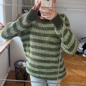 Stickad tröja 💚 - Stickad tröja från Emelie Malous kollektion med NA-KD 💚Den är i fint skick och inte använd många gånger! Passar xs-m