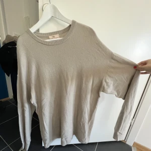 H&M cashmere tröja - Säljer denna superfina kashmir tröja från H&M! Lite oversized, är man lite kortare kan man nästan ha den som en klänning! Jättefint skick, inga noppror! Köpt för 1399 kr! 