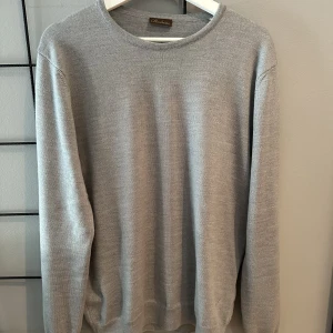 Stenströms Sweatshirt - Säljer nu denna snygga Merinoulls-Sweatshirten från Stenströms i Large! Tröjan är helt ny och aldrig använd. Nypris är 1699kr, men säljer endast för 599kr då jag köpte fel storlek och tog bort lappen. Skriv vid fler frågor eller funderingar! :)
