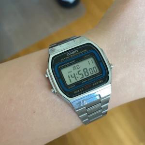 casioklocka! - jättesnygg silvrig casioklocka! inga defekter och funkar som den ska! säljer då den inte är min stil riktigt!