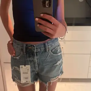 Säljer mina jeansshorts från zara då jag har ett par fast i en annan st!! Helt nya med prislapp kvar 😍🙌❤️🫵🏻😍😻