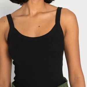 Ribbat baslinne från H&M med fin uringning - Så fint baslinne från H&M med smickrande ringning som tyvärr är för stort för mig. Möts upp i Sthlm, annars står köparen för frakten 💜💕