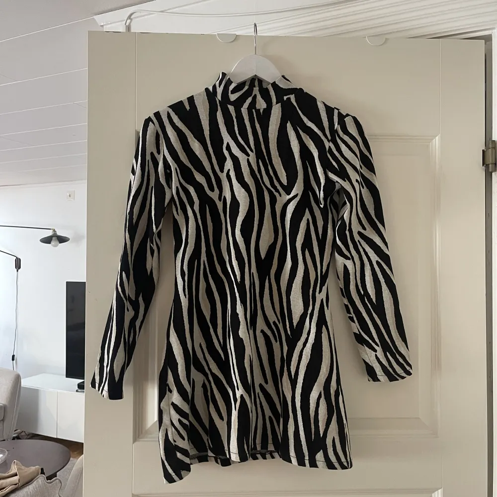 Zebramönstrad klänning från Zara i storlek S. Fick precis hem från Vinted, men var tyvärr för kort… ☹️ sista bilden är lånad. Klänningar.