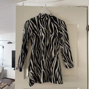 Zebramönstrad klänning från Zara i storlek S. Fick precis hem från Vinted, men var tyvärr för kort… ☹️ sista bilden är lånad
