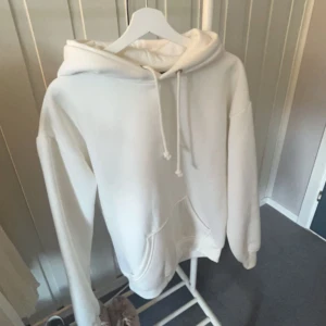 Vit hoodie  - Helt oanvänd vit hoodie fårn bikbok💞💞