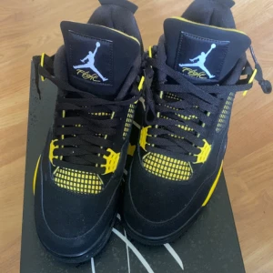 Jordan 4 yellow Thunder - Säljer yellow thunder Jordan 4 Använda få gånger, ser nästan helt nya ut  Box finns med 