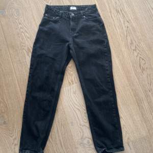 Svarta grunt jeans som är i fint skick.  Midjan: 25 Nypris: 600 Längden: 152