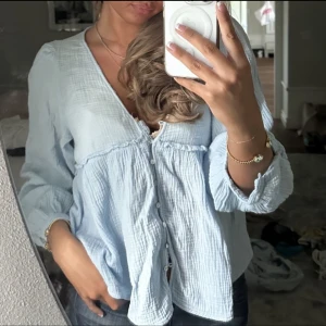 Zara Blå Topp - Säljer denna super söta zara toppen! Knappt använd🥰 är i storlek S-M
