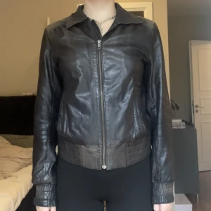 Skinnjacka - Läderjacka köpt second hand i använt skick. Storlek 36, inte oversized. Typ svart/brun, osäker