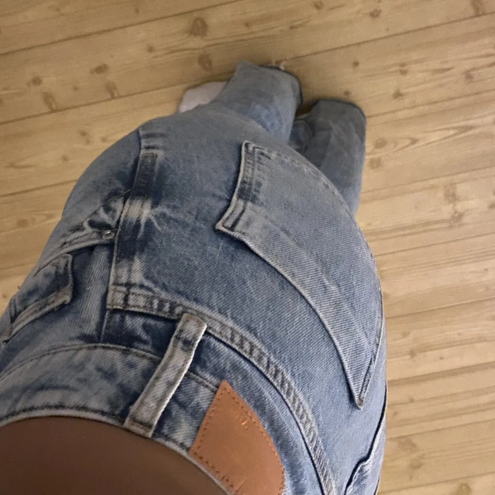 Blåa höjmidjade jeans med slit nertill från Zara i strl 32💘säljer då dom inte är min stil🥰. Jeans & Byxor.