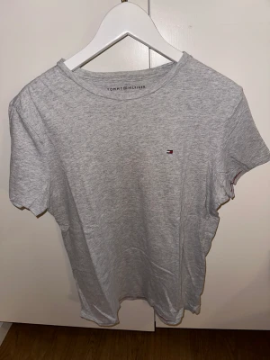 T-shirt - Grå Tommy Hilfiger t-shirt med litet tryck! Skulle säga S/M
