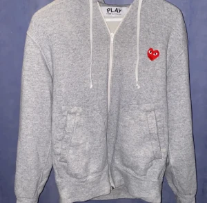 M. - säljer CDG zipp i ett mycket fint sick i storlek M. Nypris ligger på 3500 Så ett vädligg bra pris.