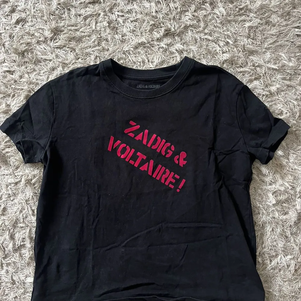 Säljer denna as coola Zadig t-shirten som inte är användas alls❤️. T-shirts.