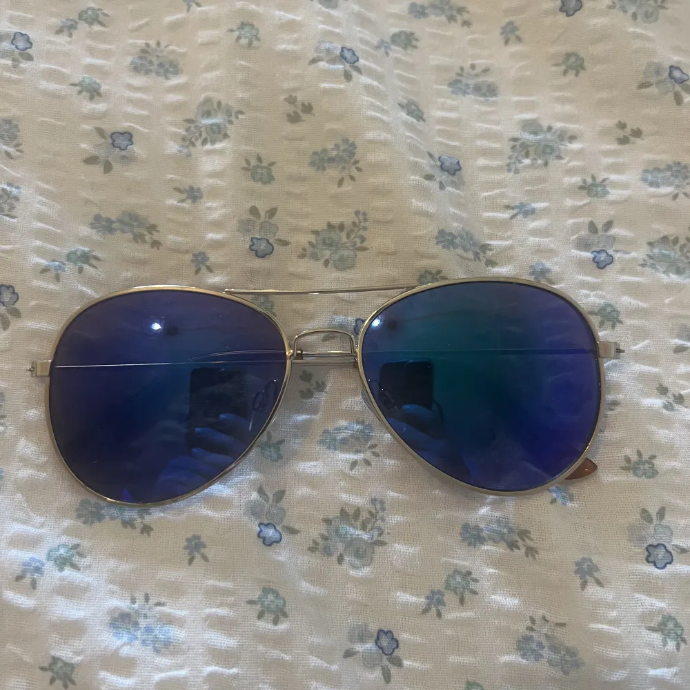 Säljer två stycken solglasögon i pilot model! ☺️ 20kr/styck eller båda för 30! 💕 Bild 1&2: solglasögon i en mer rosa färg Bild 3: solglasögon i en mer blå/lila färg. Accessoarer.