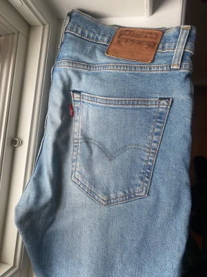Levis Jeans - Levis jeans modell 512 Storlek W32 L34 Jättebra skick Hör av dig vid minsta fråga! Mvh Carl