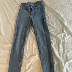 Molly jeans från NA-KD Storlek M Använd väldigt lite