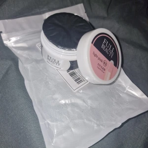 Gelé 2st - Oanvända och oöppnada, fick några gelé i present men har redan för många. Vet ej vart detta är köpt därmed priset🥰