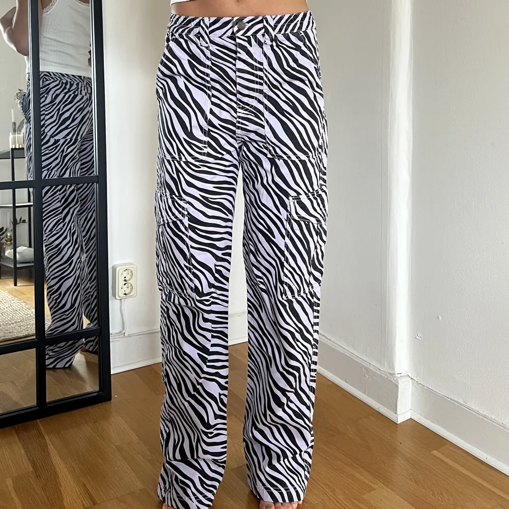 Zebra byxor från Junkyard, storlek XS. Långa!!  Fint skick. Jeans & Byxor.