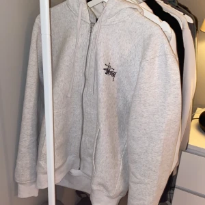 Stussy zipper - En ny stussy zipper i färgen ash heather mjukt material 10/10