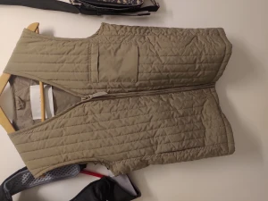 Väst  - Hej? Bilderna är kanska slarvig tagen. Skick är bättre var det ser ut på foton. Använder dem mesta av de är knappast används önska du mer bilder ,,det bara pm