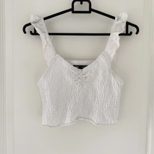 Jätte fint somrigt linne - Linne från Sinsay. Använd cirka 5 gånger. Inga fläckar eller så. Köpt för 149kr i Polen💕