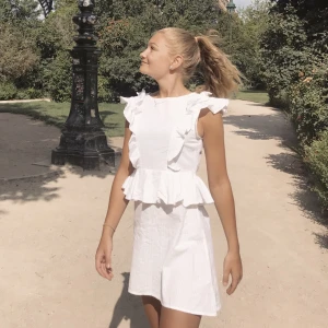 NA-KD klänning - Vit nakd x debiflue klänning som inte finns att köpa längre🫶🏼 Sparsamt använd, endast två gånger💓Perfekt för konfirmation, student, midsommar eller liknande🌟Passar 32-34 (xs)