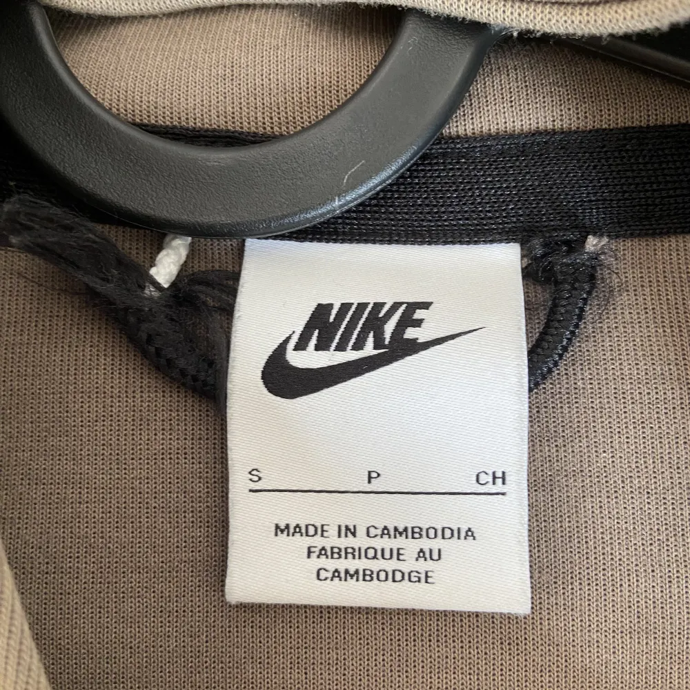 Säljer nu min Nike Tech Fleece har använt den ett par gånger skick på den är 7/10 ny pris 1100kr mitt pris 499kr kan diskuteras om bilder och pris privat.. Hoodies.