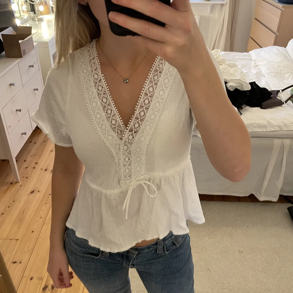 Såå himla söt blus från pull & bear med en liten ”spets” kant och rosett. Det går att justera hur tajt man vill att den ska sitta med snöret! Superfin men kommer tyvärr inte till användning🩵. Blusar.