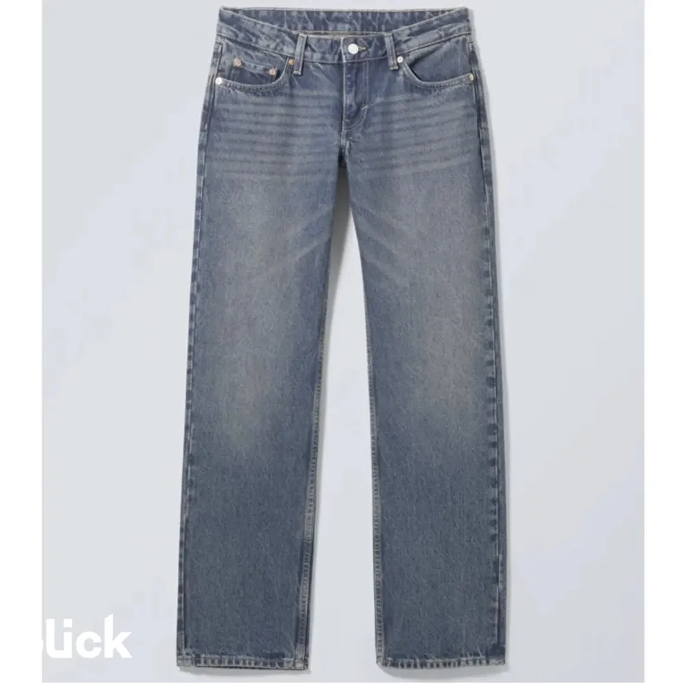 Low arrow jeans från weekday i dusty blue. Ny pris 590. Använd fåtal gånger.. Jeans & Byxor.