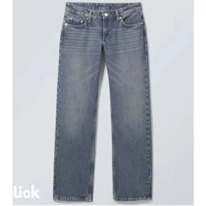 Low arrow jeans - Low arrow jeans från weekday i dusty blue. Ny pris 590. Använd fåtal gånger.