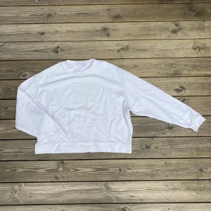 Vit sweatshirt  - Vit sweatshirt från weekday🤍🤍