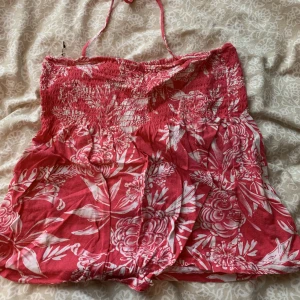 Tube topp - Rosa tube topp, snören ifall man vill knyta, stretchig.