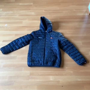 Ellesse jacka  - Använd ellesse jacka som passar perfekt till hösten  Skick 9/10 på grund av att den använts några få gånger 