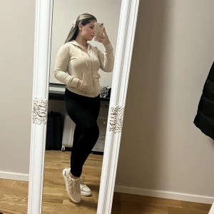 Kofta och skor🤍✨🧸☁️🤎☕️ - Kofta som ny! Stl xxs/xs 100kr Skor från ellos och är i Stl 37 mitt pris 290kr