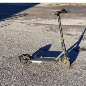 Elskoter mi  - Hej jag säljer min elskoter för jag har köpt en annan den fungerar felfritt bra batteri tid top hastihet 25 km/h w250 laglig skrev om du är seriöst köpare kan sänka priset vid snabb affär kan skicka via post 