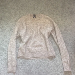 Stickad beige tröja - Jätte fin ull tröja som är helt oanvänd! Ny pris 500kr