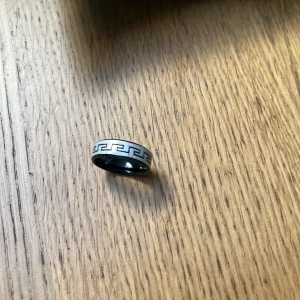 SL Ring - Svart grå SL ring, rostfritt stål. Bra skick och riktig snygg, fått många komplimanger. Köptes för 249kr.
