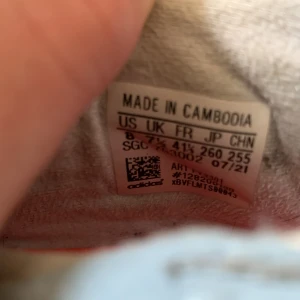 Adidas inomhus skor - Köpta för längesen. Storlek 41 1/3 eller US 8. 