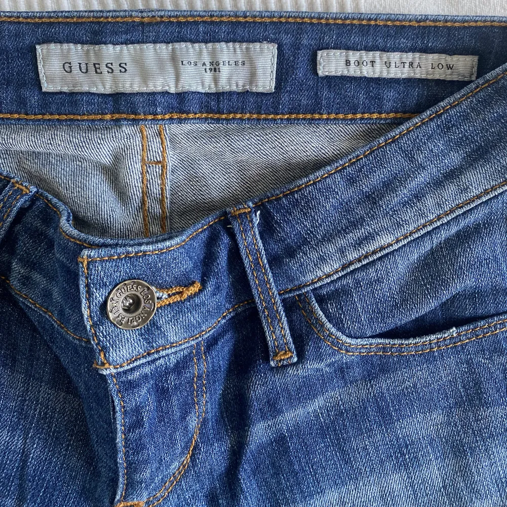 Säljer jeans i nyskick från Guess! Nypris ca 1500. Innerbensläng är 86 och midjemåttet 74 men materialet är stretchigt💖💖💖. Jeans & Byxor.