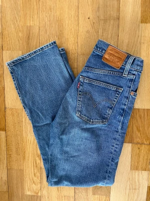 Levi’s Ribcage Straight jeans 26/29 - Jeans med hög midja och ankellängd. Perfekt blå färg. Välanvända men i bra skick då det är bra kvalitet.