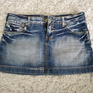 Mini jeanskjol -  jätte snygg y2k minikjol som jag säljer för att den tyvärr är för liten på mig 