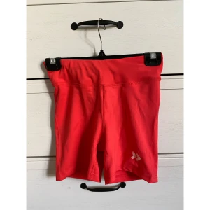 Träningsshorts - Träningshorts i nyskick. Lite mer rosa irl. 