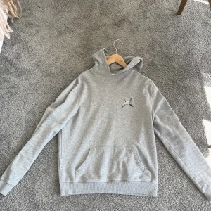 Arigato Hoodie - Grå arigato hoodie med fågelloggan på bröstet, sjukt snygg. Ordinarie pris ca 2000kr