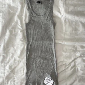 Grå klänning  - 🤍Splittrans ny klänning, lapp finns kvar! 🤍Säljs pga returtiden gått ut. Nypris: 179kr Nytt pris: 150kr