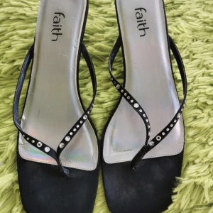 Faith klackskor  - Super fina med kristaller på.